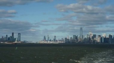 Manzarası ile ünlü gökdelenler Manhattan ve Doğu Nehri. Su Tur Özgürlük Adası.