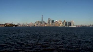 Manzarası ile ünlü gökdelenler Manhattan ve Doğu Nehri gün batımında. Su Tur Özgürlük Adası.