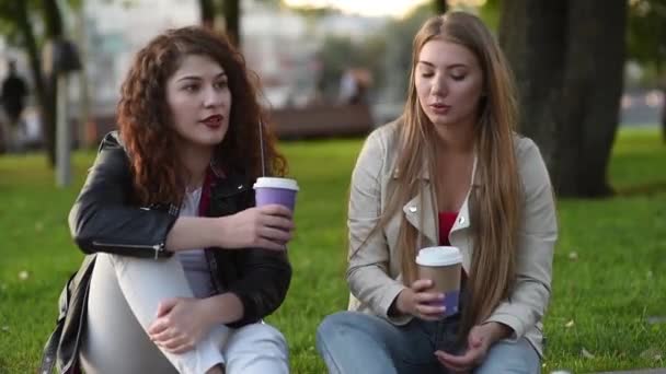 Две Красивые Девушки Разговаривают Пьют Кофе Улице Связь Сплетни — стоковое видео