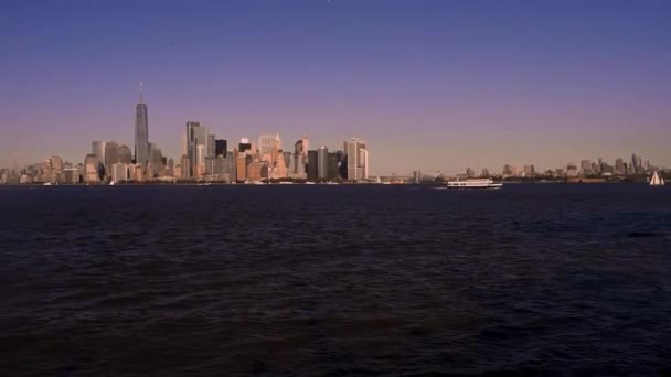 Skyline Med Berömda Skyskrapor Manhattan Och East River Solnedgången Vatten — Stockvideo