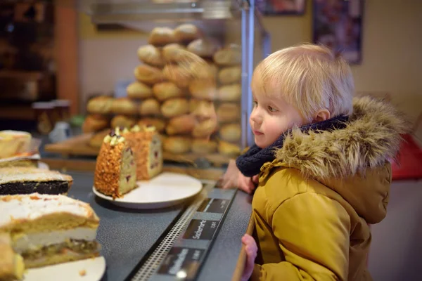 Kleine Jongen Zoek Kerstmis Snoep Een Duitse Bakkerij Kinderen Snoep — Stockfoto