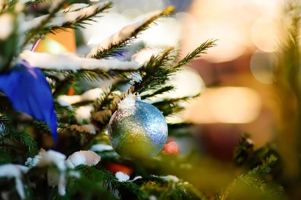 Açık Havada Bir Noel Ağacı Dalı Yakın Çekim Büyük Şehirde — Stok fotoğraf