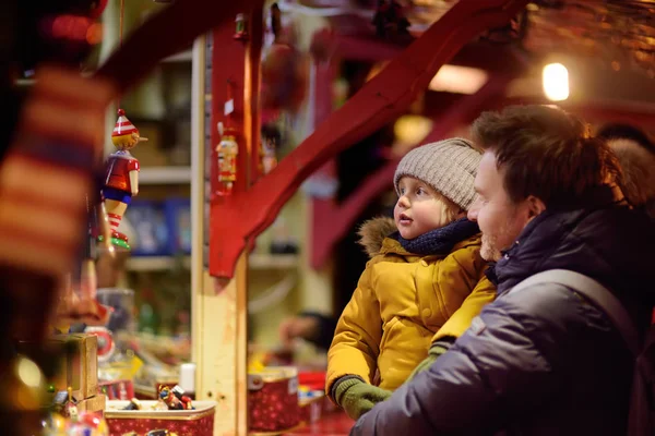 Kisfiú Apja Amelynek Csodálatos Időt Karácsonyi Piacon Karácsonyi Vásár Nagyvárosban — Stock Fotó
