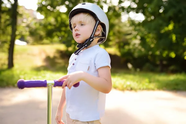 Menino Capacete Segurança Aprendendo Andar Scooter Criança Capacete Segurança Esportes — Fotografia de Stock