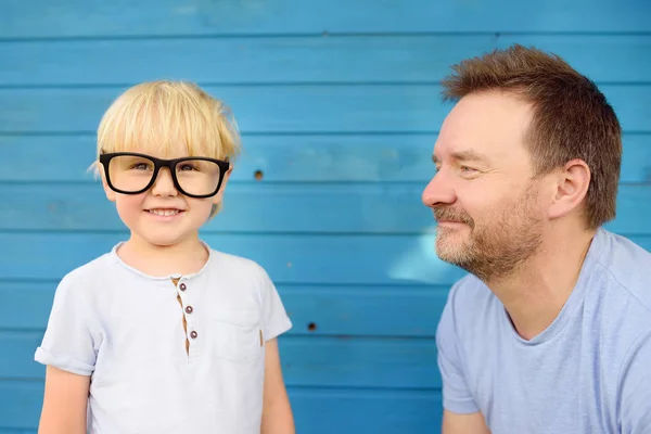 Ragazzino Con Bicchieri Grandi Suo Padre Sfondo Blu Legno Bambini — Foto Stock