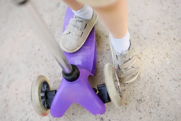 Niño Aprendiendo Montar Scooter Pies Cerca Deportes Ocio Con Concepto —  Fotos de Stock