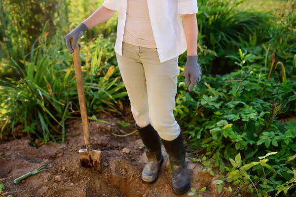 Mujer Calzada Con Botas Paleando Patio Trasero Cultivando Verduras Orgánicas — Foto de Stock