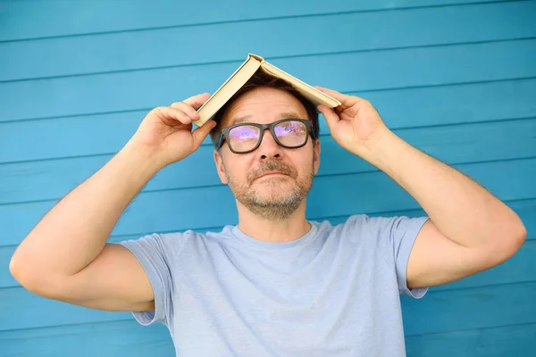 Olgun Adam Gözlerini Kaldırma Kitap Kafasında Dalga Geçmeyi Komik Kişi — Stok fotoğraf