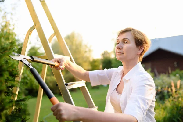 Retrato Jardineira Madura Mulher Trabalhando Com Secateur Jardim Doméstico Dia — Fotografia de Stock