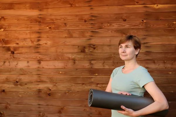 Mujer Con Una Esterilla Yoga Fondo Pared Madera Estilo Vida — Foto de Stock