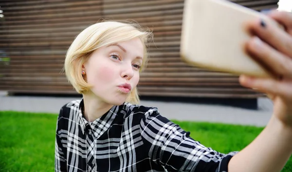 Jonge Vrouw Die Een Buitenshuis Zelfportret Selfie Met Slimme Telefoon — Stockfoto