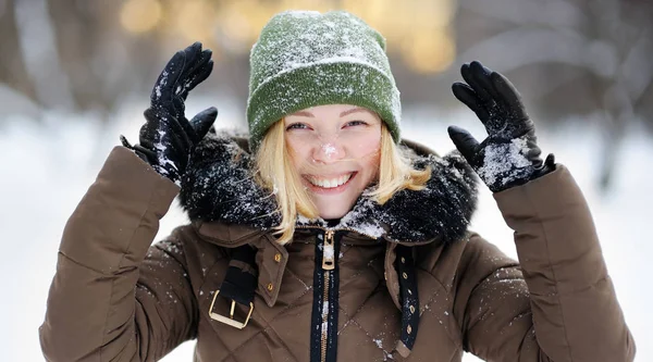 Retrato Jovem Mulher Bonita Divertindo Inverno — Fotografia de Stock