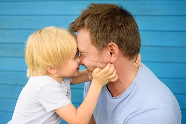 Lilla Bebis Omfamna Sin Far Familj Älskar Konceptet — Stockfoto