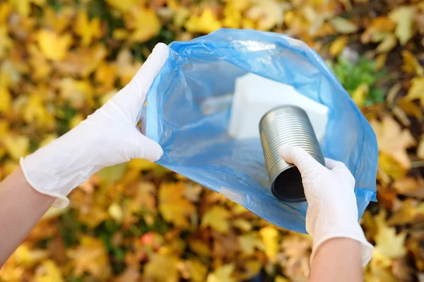 金属のゴミ拾いと屋外で生分解性のごみ袋に入れてボランティア活動します エコロジー リサイクル 自然概念の保護 — ストック写真
