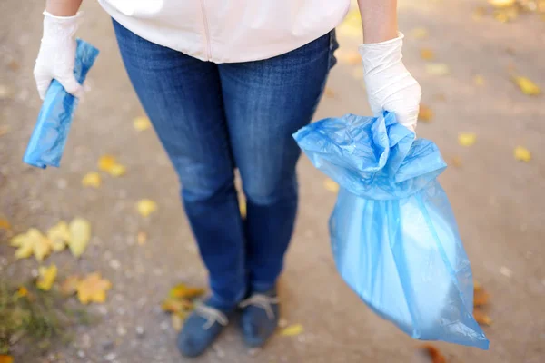 Wolontariuszy Zbierając Śmieci Umieszczenie Biodegradacji Worek Śmieci Zewnątrz Ekologia Recykling — Zdjęcie stockowe