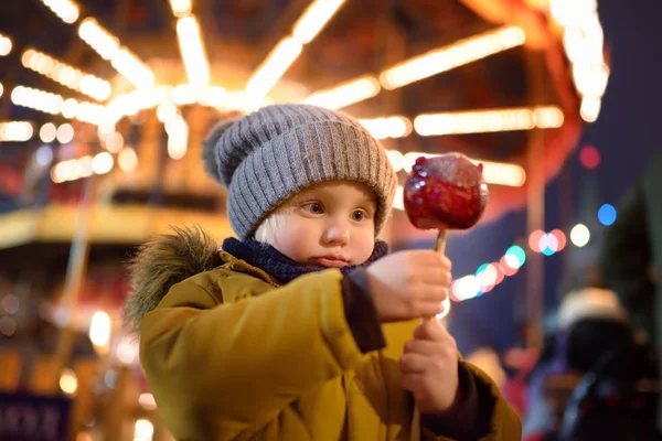 Jongetje Rode Appel Eten Bedekt Met Karamel Kerstmarkt Traditionele Kind — Stockfoto