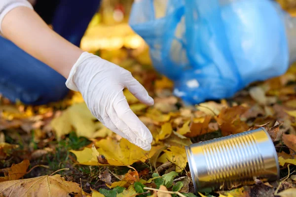 Sukarelawan Mengambil Sampah Logam Dan Memasukkannya Dalam Kantong Sampah Biodegradable — Stok Foto