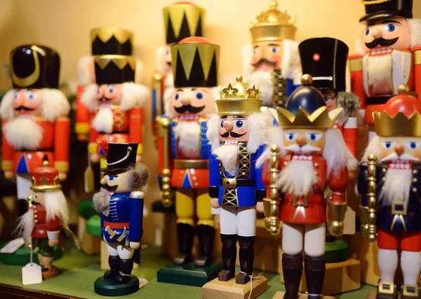 Noel dekorasyon Fındıkkıran xmas Pazar yerinde. Büyük şehirde Noel pazarı.