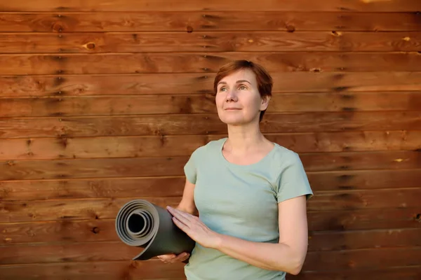 Mujer Con Una Esterilla Yoga Fondo Pared Madera Vida Sana — Foto de Stock