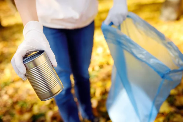 金属のゴミ拾いと屋外で生分解性のごみ袋に入れてボランティア活動します エコロジー リサイクル 自然概念の保護 — ストック写真