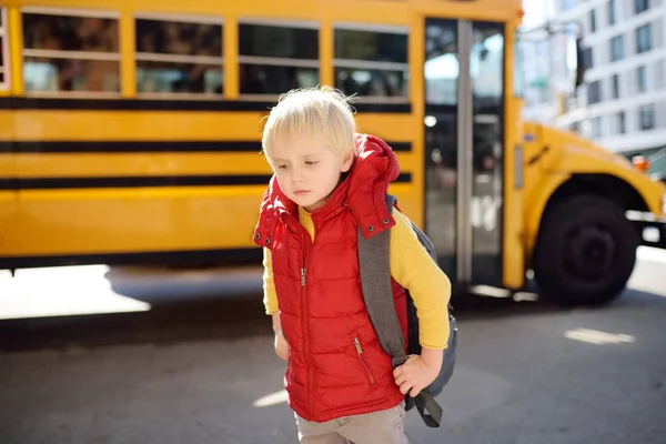 Aluno Com Saco Escolar Com Ônibus Escolar Amarelo Fundo Volta — Fotografia de Stock