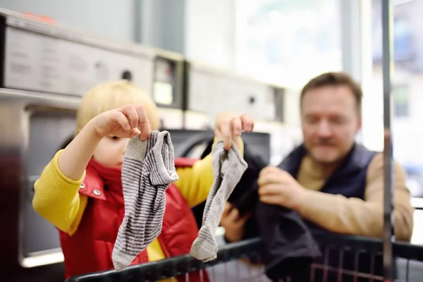 Ein Kleiner Junge Lädt Einem Öffentlichen Waschsalon Kleidung Die Waschmaschine — Stockfoto