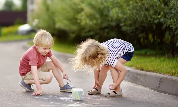 Gelukkig Weinig Jongen Meisje Met Gekleurde Krijt Puttend Uit Asfalt — Stockfoto