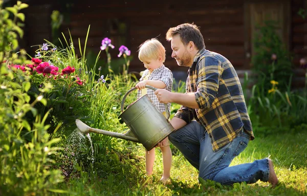 Mann Mittleren Alters Und Sein Kleiner Sohn Beim Blumengießen Garten — Stockfoto