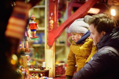 Küçük bir çocuk ve babası Xmas piyasada harika vakit geçiriyorum. Büyük şehirde Noel pazarı.