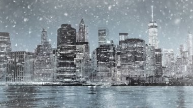 Tonda fotoğraf New York'un Manhattan şehir siluetinin ışıklandırılmış gökdelenler ile kış geceleri