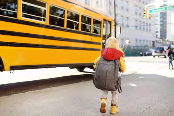 Aluno Com Saco Escolar Com Ônibus Escolar Amarelo Fundo Volta — Fotografia de Stock