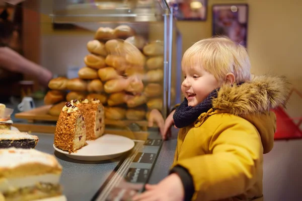 小さな男の子は ドイツのパン屋さんでクリスマスのお菓子を見ています 子供とお菓子 — ストック写真