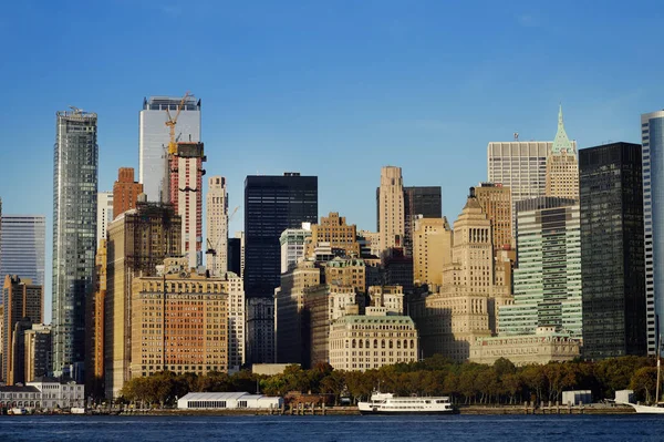 Skyline Híres Felhőkarcolók Manhattan East Riverre Vízitúra Hoz Szabadság Sziget — Stock Fotó
