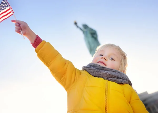 Маленький Хлопчик Американським Прапором Тлі Статуя Свободи Позі Подорожі Дітьми — стокове фото