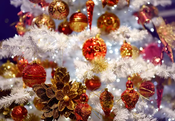 Rama Árbol Navidad Artificial Blanco Decorado Con Bolas Oro Rojo — Foto de Stock