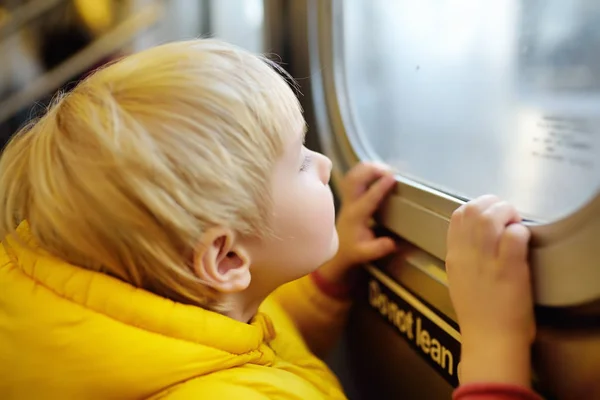 小男孩从纽约地铁的车窗往外看 带孩子的家庭旅行 — 图库照片