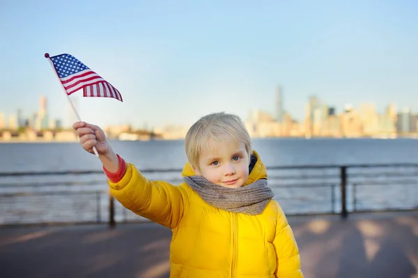 Маленький Хлопчик Тримає Американський Прапор Хмарочосів Фонові Манхеттен Концепції Сімейного — стокове фото