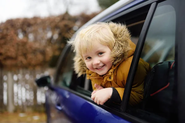 Petit Garçon Mignon Prêt Pour Voyage Voyage Voyage Voiture Familiale — Photo