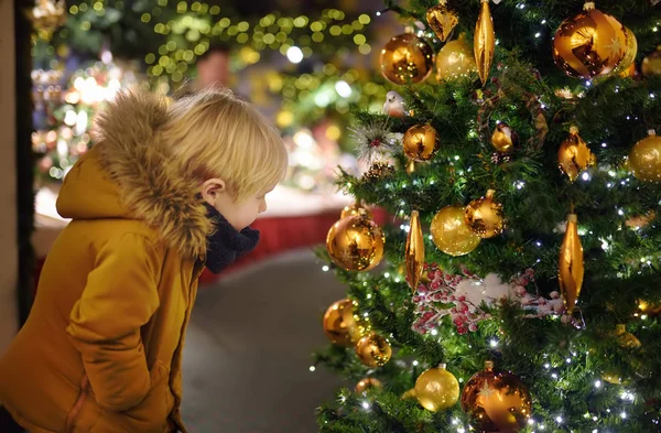 Petit Garçon Près Sapin Noël Décorant Des Boules Extérieur Marché — Photo