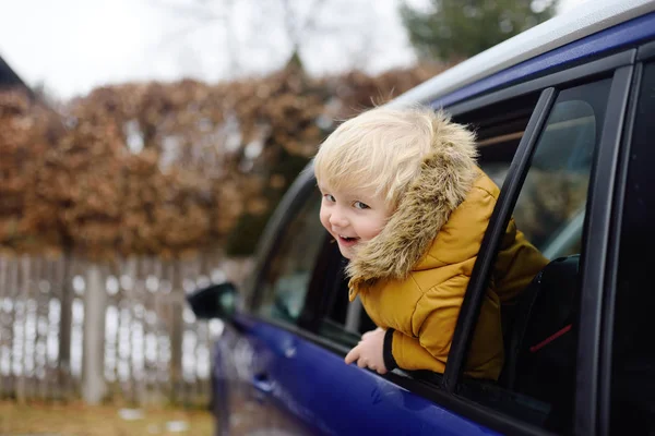 Χαριτωμένο Μικρό Αγόρι Έτοιμο Για Ένα Roadtrip Ταξίδια Οικογενειακό Αυτοκίνητο — Φωτογραφία Αρχείου