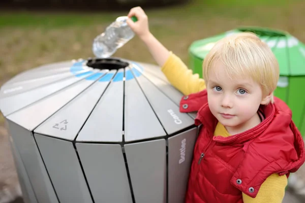 少年は 別のリサイクルのためのゴミ箱にペットボトルを置きます エコロジー リサイクル 自然概念の保護 — ストック写真