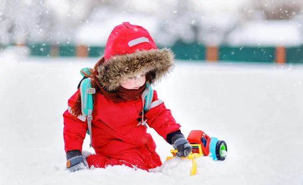 Маленький Хлопчик Грає Яскравою Іграшкою Автомобіля Свіжим Снігом Зимовий День — стокове фото