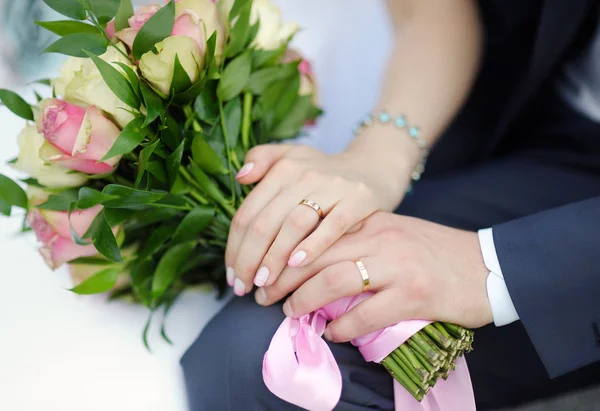Nevěsta Ženich Ruce Snubní Prsteny — Stock fotografie