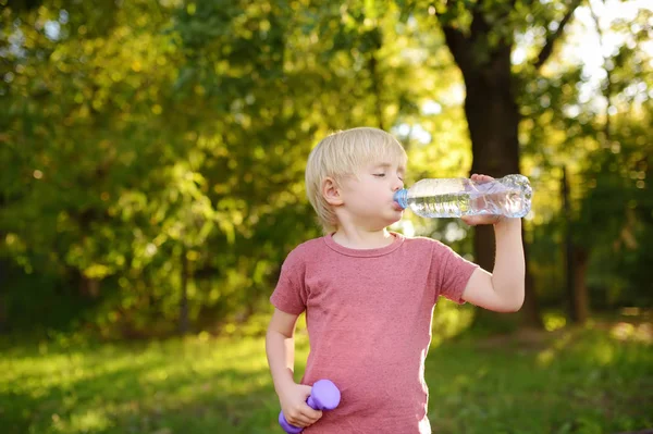 Kleiner Junge Trinkt Wasser Beim Training Mit Kurzhanteln Kindersport — Stockfoto