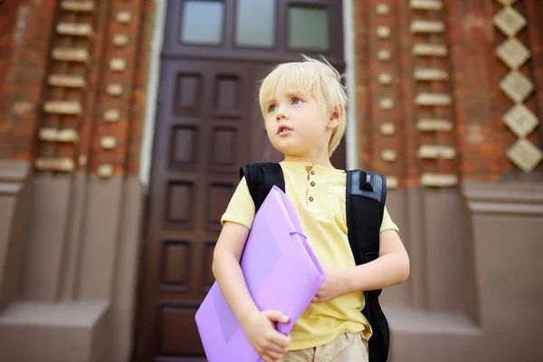 Student Pobliżu Budynku Szkoły Powrót Szkoły — Zdjęcie stockowe