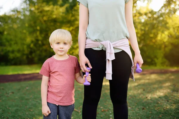 Kleiner Junge Mit Seiner Mutter Beim Training Mit Hanteln Aktivsport — Stockfoto
