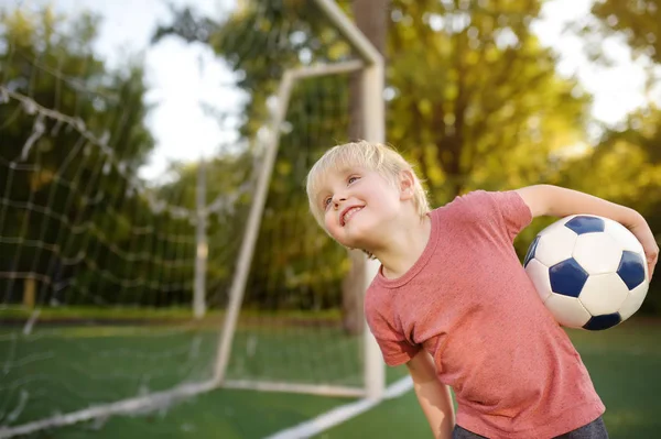 Menino Divertindo Jogando Jogo Futebol Futebol Dia Verão Ativo Livre — Fotografia de Stock