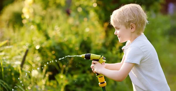 Divertido Niño Jugando Con Manguera Jardín Patio Trasero Soleado Niño —  Fotos de Stock