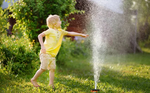 Lustiger Kleiner Junge Der Mit Gartensprenger Sonnigen Hinterhof Spielt Vorschulkinder — Stockfoto