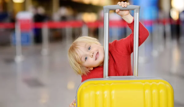 Menino Feliz Bonito Com Grande Mala Amarela Aeroporto Internacional Antes — Fotografia de Stock